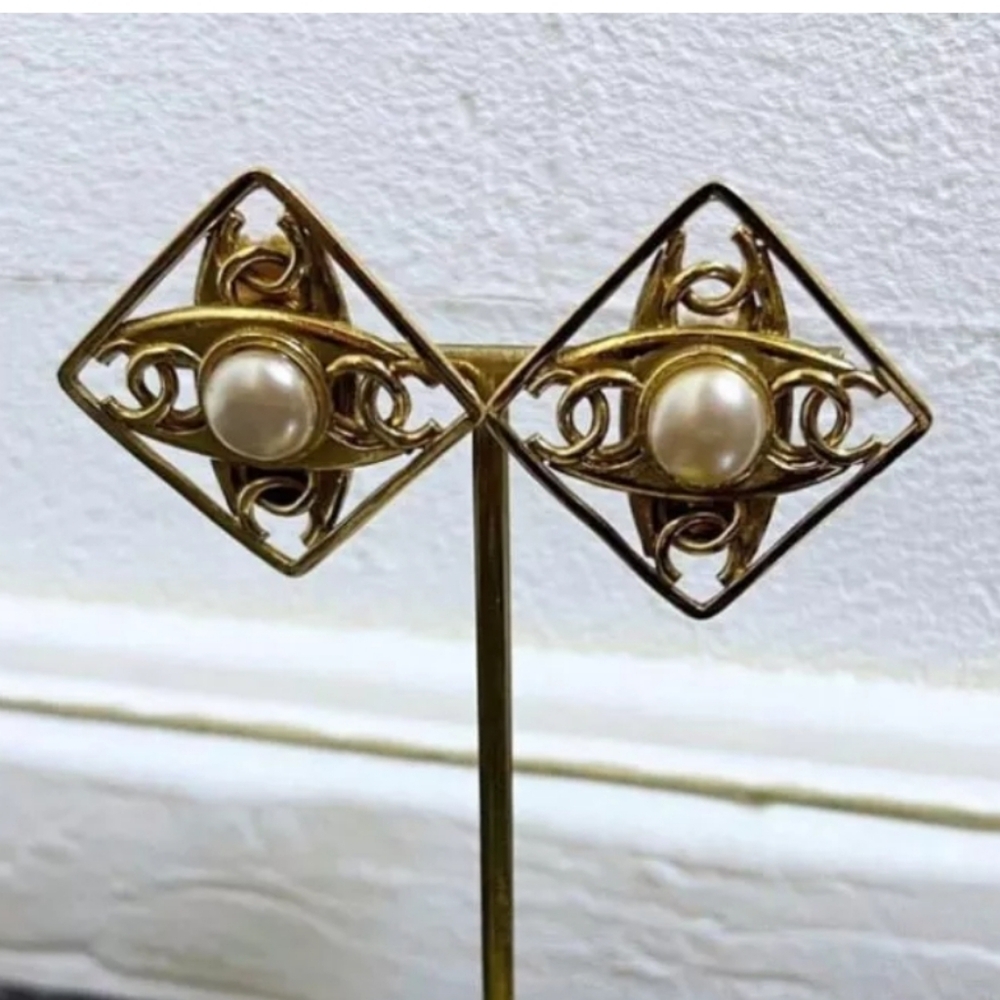 CHANEL Early 90's 4 CC COCO Square With Pearls Earrings - Picture 10 of 11